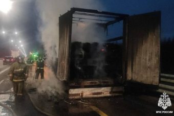 Фура загорелась на трассе М-11 в Тверской области