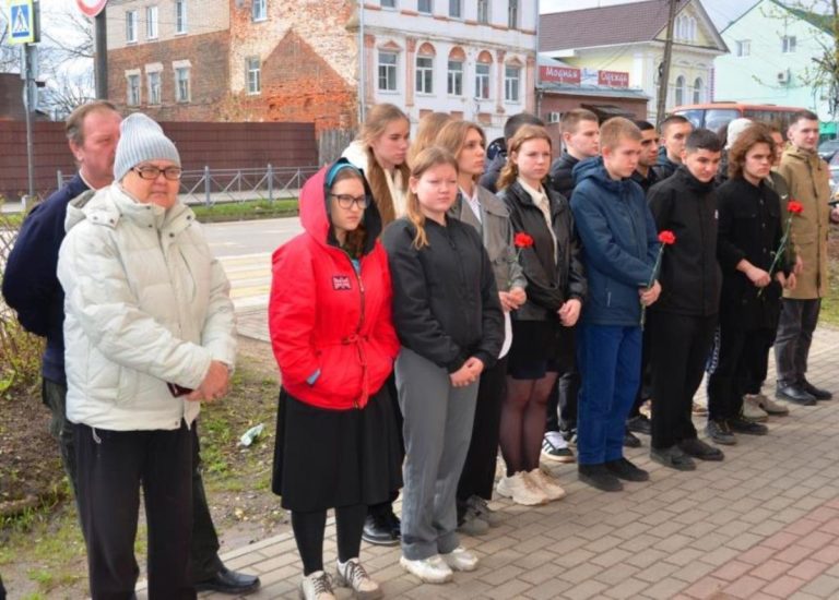 На школе в Вышнем Волочке появилась третья мемориальная доска в память о погибшем земляке