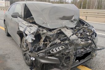 Легковушка "догнала" фуру на трассе М-11 в Тверской области