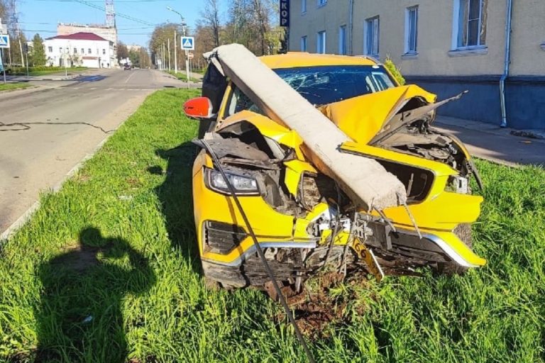 Легковушка вылетела на газон и снесла бетонную опору в Тверской области