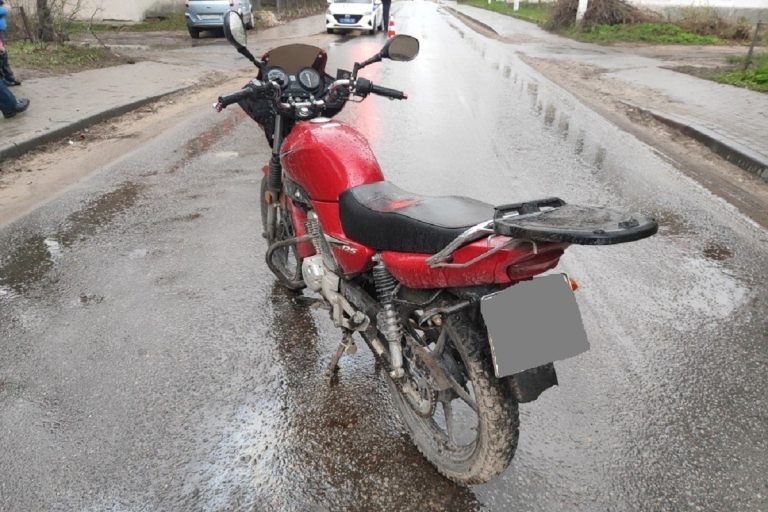 Мотоциклист и легковушка столкнулись в Московском районе Твери
