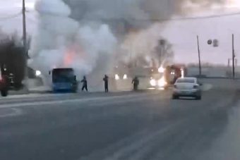 В Твери на спуске с Восточного моста сгорел автобус