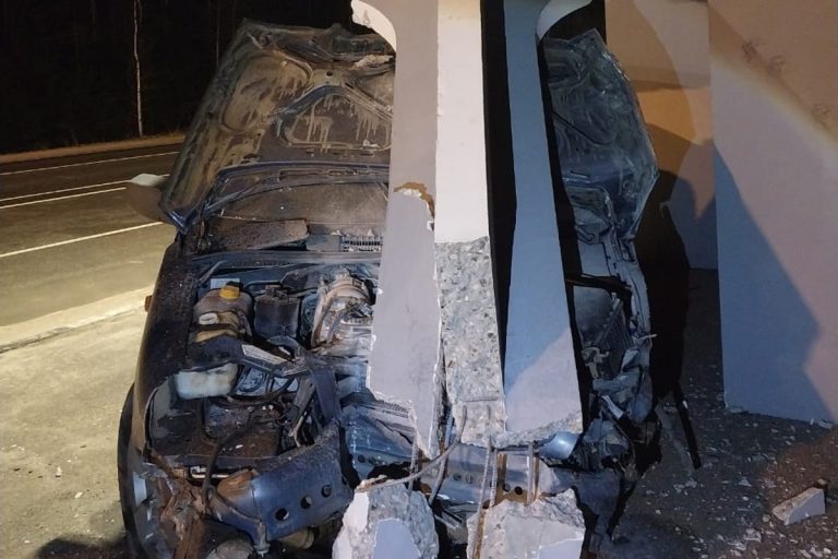 В Тверской области водитель уснул за рулем, протаранил иномарку и снес бетонную остановку