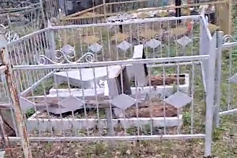 В Тверской области вандалы разгромили сельское кладбище