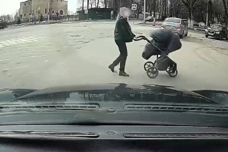 Молодая мама с коляской подвергла риску жизнь ребенка в Тверской области