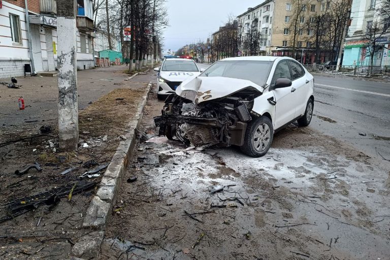 Житель Твери попал в серьёзную аварию из-за ямы