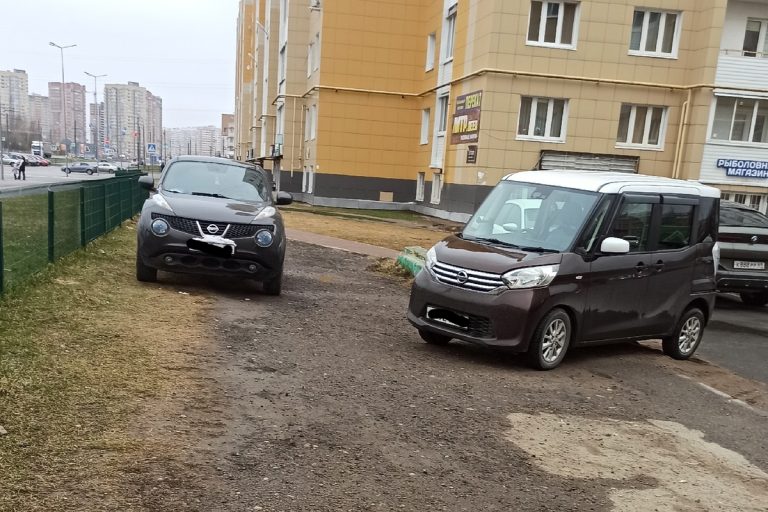 Жители Твери продолжают парковаться на тротуарах