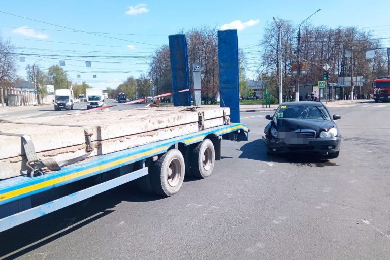 В Твери пенсионер на Hyundai врезался в грузовик