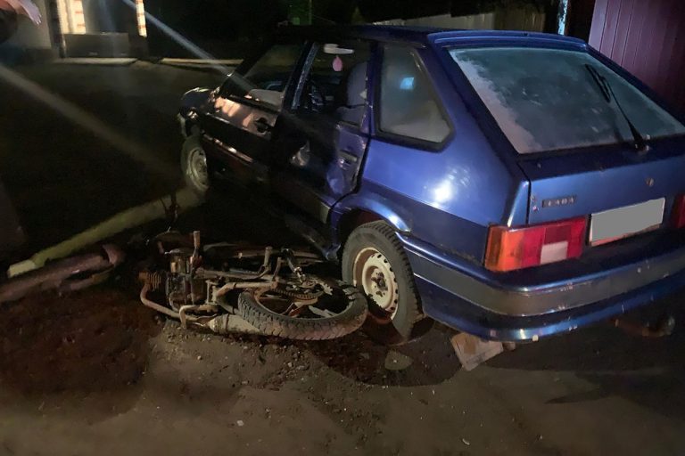 Подросток пострадал при столкновении мопеда с автомобилем в Тверской области