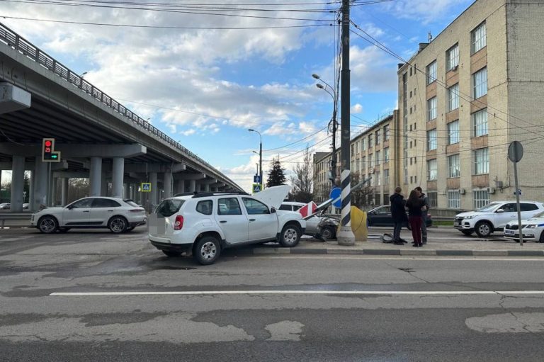 В Твери две машине не поделили дорогу около моста на проспекте Корыткова