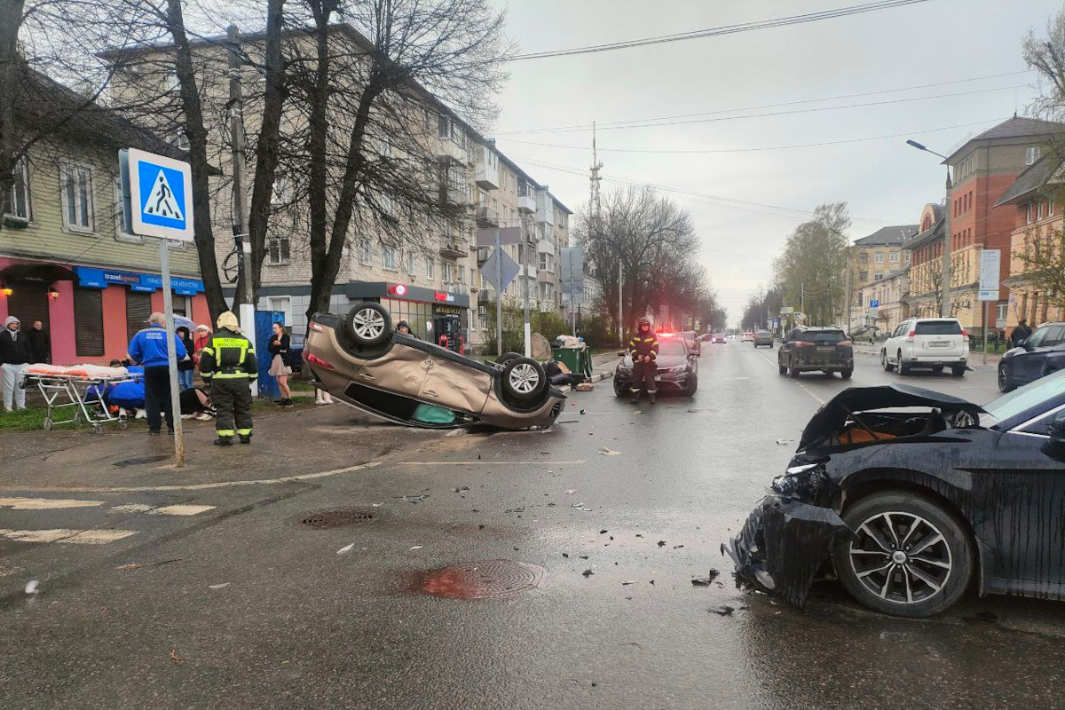 В ДТП в центре Твери пострадала беременная женщина