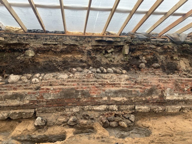 На месте старинного дома в Твери археологами обнаружены предметы XVI-XVII веков