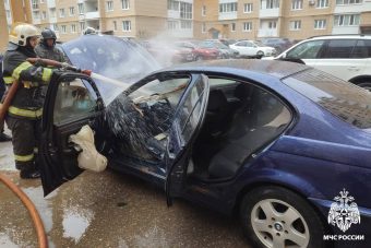 Горящий BMW тушили утром в Московском районе Твери