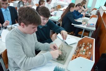 Президент РФ поручил сократить домашние задания школьникам и убрать лишние контрольные