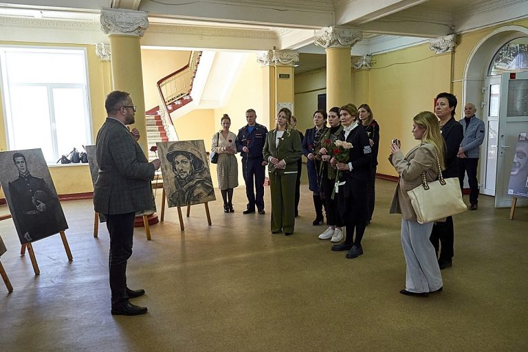 В Твери открылась выставка «Уголь Земли Русской», посвящённая участникам СВО