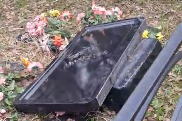 В Тверской области вандалы разгромили сельское кладбище