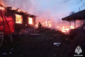 В Тверской области страшный ночной пожар уничтожил жилые дома и автомобили