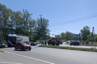 На Московском шоссе в Твери столкнулись фура и пожарная машина