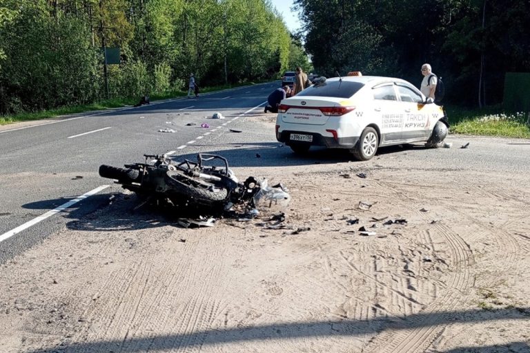 В Тверской области по вине таксиста-частника байкер попал в реанимацию В Тверской области по вине таксиста-частника байкер попал в реанимацию