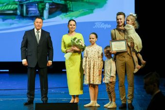 Игорь Руденя наградил победителей регионального этапа конкурса «Семья года»