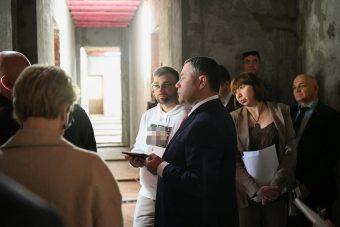 Игорь Руденя ознакомился с реставрационных работ на набережной Афанасия Никитина в Твери