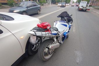 Мотоциклист врезался в открытую дверь автомобиля в Твери