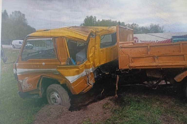 Фура врезалась в грузовик на М-9 в Тверской области Фура врезалась в грузовик на М-9 в Тверской области