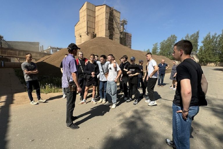 Свыше 500 школьников и студентов посетили предприятия Тверской области