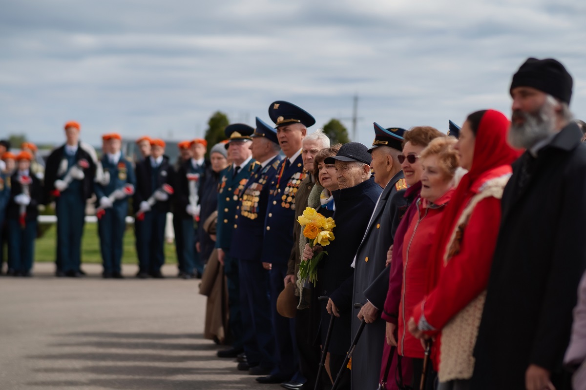Коллектив ЗАО Калининское поздравил ветеранов с Днём Великой Победы