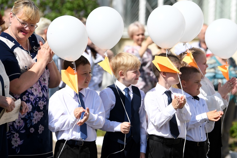 В школах Тверской области прозвучал последний звонок для выпускников 11-х классов