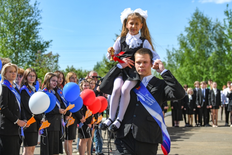 В школах Тверской области прозвучал последний звонок для выпускников 11-х классов
