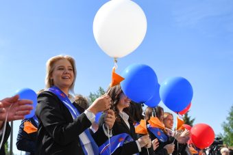 В школах Тверской области прозвучал последний звонок для выпускников 11-х классов