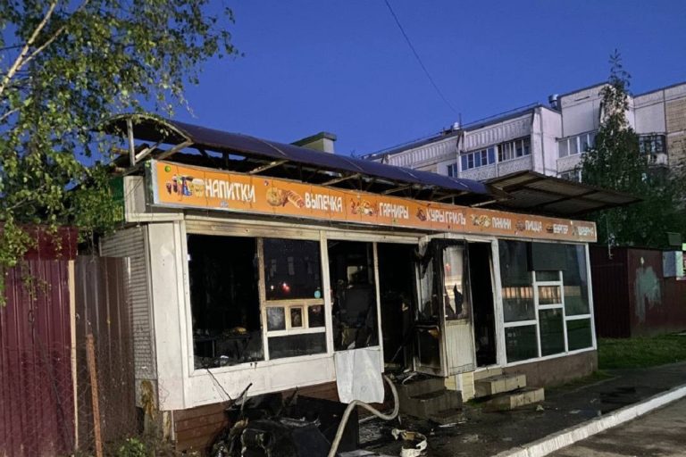 В Твери сгорел ночью киоск, в котором продавали шаурму