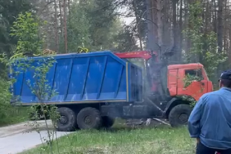 Под Тверью местные жители развернули пытавшийся сбросить мусор в живописном месте КАМАЗ