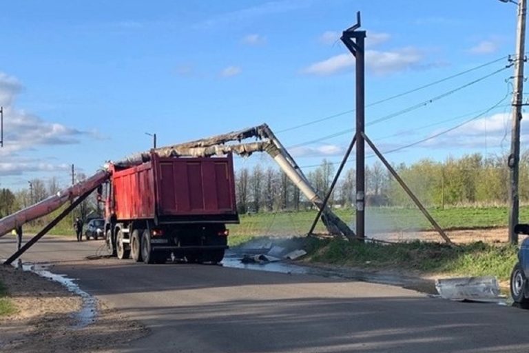 Самосвал снес наземную теплотрассу под Тверью