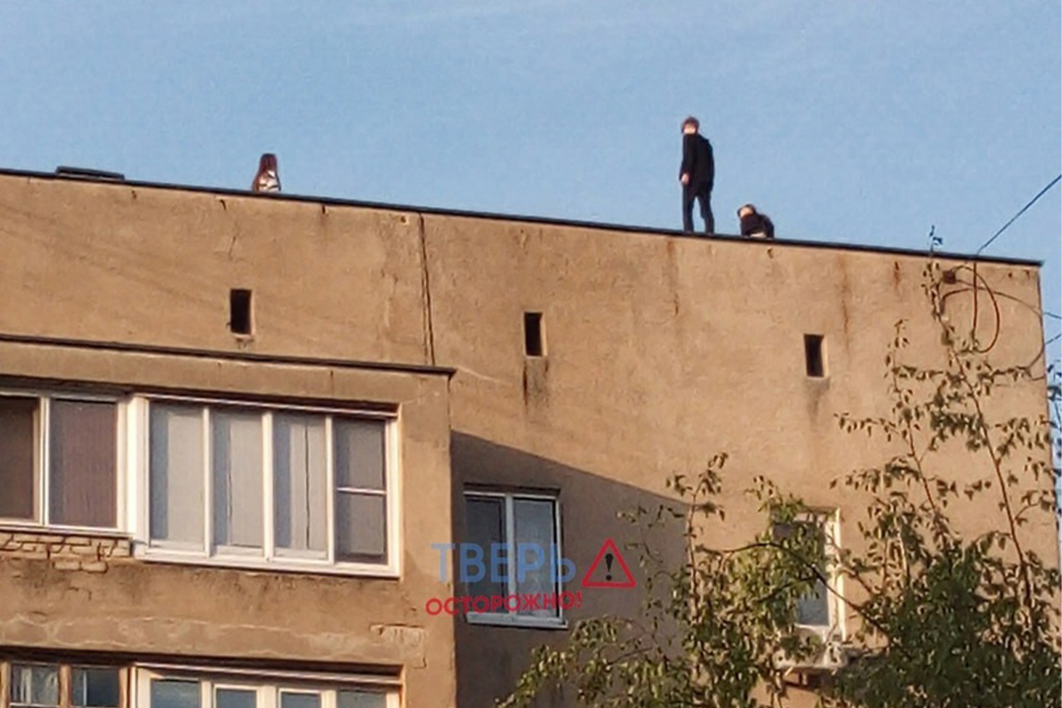 В Твери заметили бегающих по крыше девятиэтажки детей