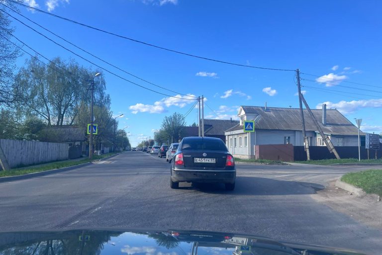 Автомобилисты встали в «мертвой» пробке в Старице в направлении Твери