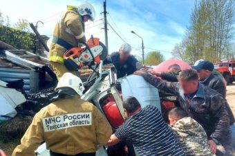 Два человека пострадали при столкновении тягача и грузовика в Тверской области