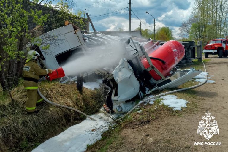 Два человека пострадали при столкновении тягача и грузовика в Тверской области