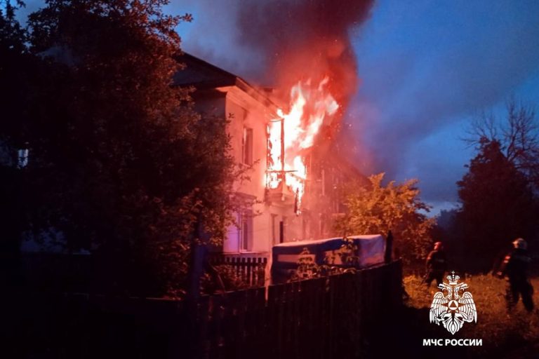 Ночью под Тверью из горящего дома эвакуировали 20 человек