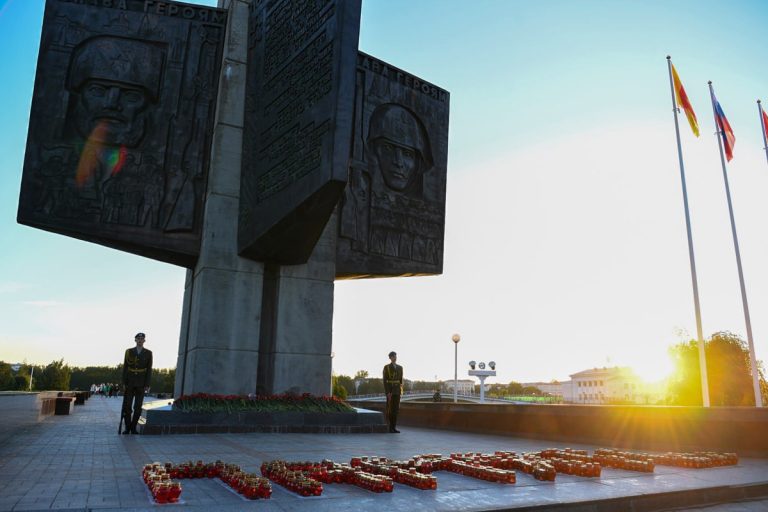 В Твери у Обелиска Победы в День памяти и скорби прошла патриотическая акция «Свеча Памяти»