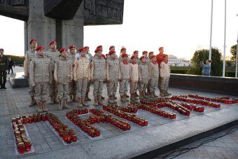 В Твери у Обелиска Победы в День памяти и скорби прошла патриотическая акция «Свеча Памяти»