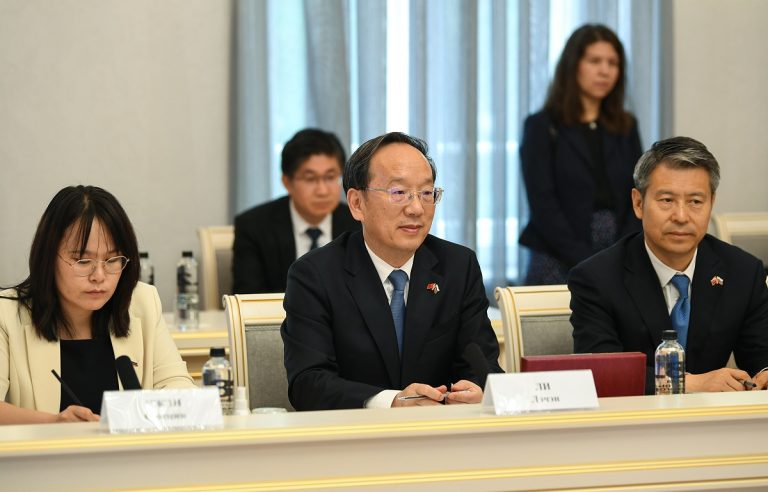 Губернатор Игорь Руденя провёл встречу с главой Народного правительства провинции Ляонин КНР Ли Лэчэном
