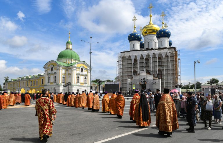 В День России в Спасо-Преображенский собор перенесли мощи святого Михаила Тверского