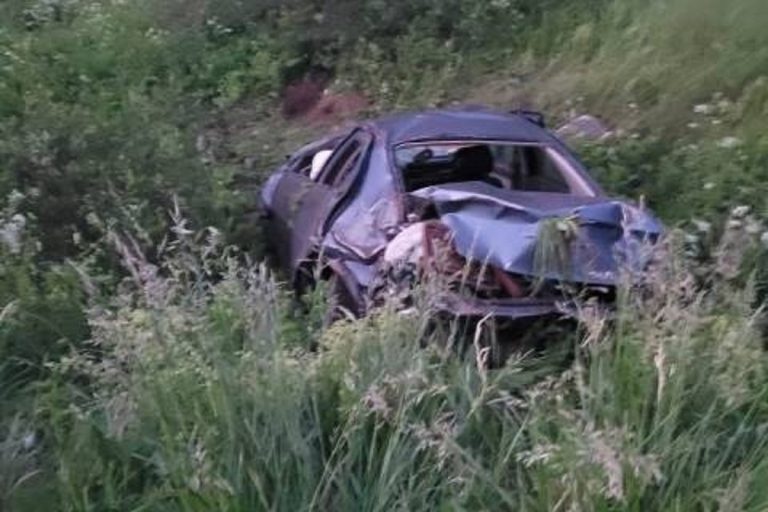Погиб водитель опрокинувшейся иномарки в Тверской области