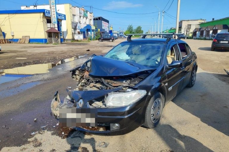 Легковушка и фургон столкнулись в Твери