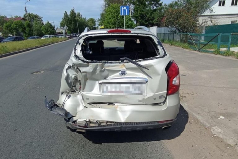 Женщина пострадала при столкновении КамАЗа и легковушки в Твери