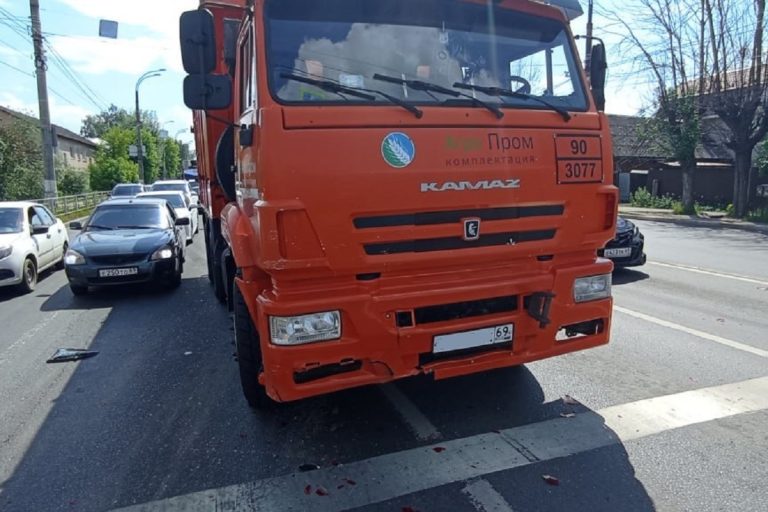 Женщина пострадала при столкновении КамАЗа и легковушки в Твери