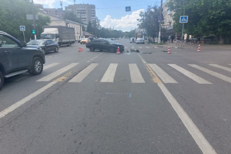 Авария с участием автомобиля, мотоцикла и пешехода произошла в Твери