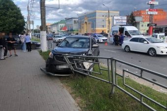 Три автомобиля столкнулись на проспекте Калинина в Твери